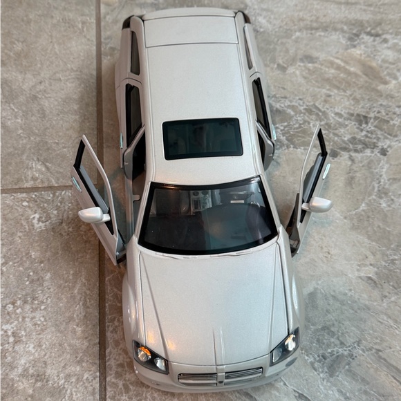 Dodge Magnum Diecast Car 1/18 Scale - Picture 5 of 7